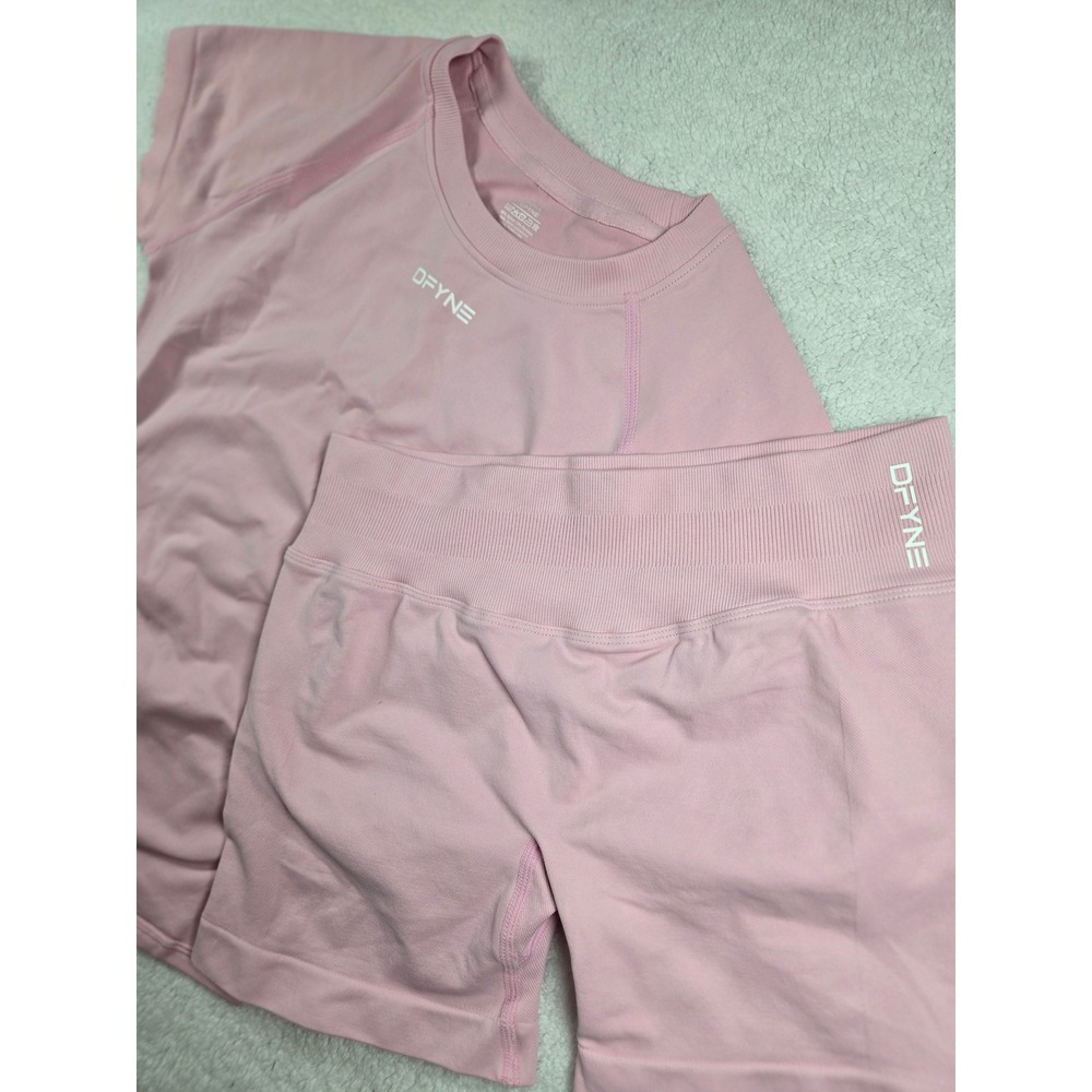 DFYNE Dynamic Seamless Workout Set Pink Short Sleeve Top & Scrunch Shorts Medium